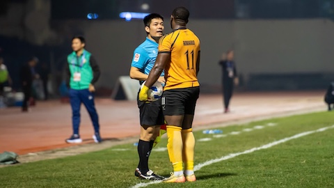  HLV Mai Xuân Hợp không hài lòng về trọng tài sau trận thua Hà Tĩnh